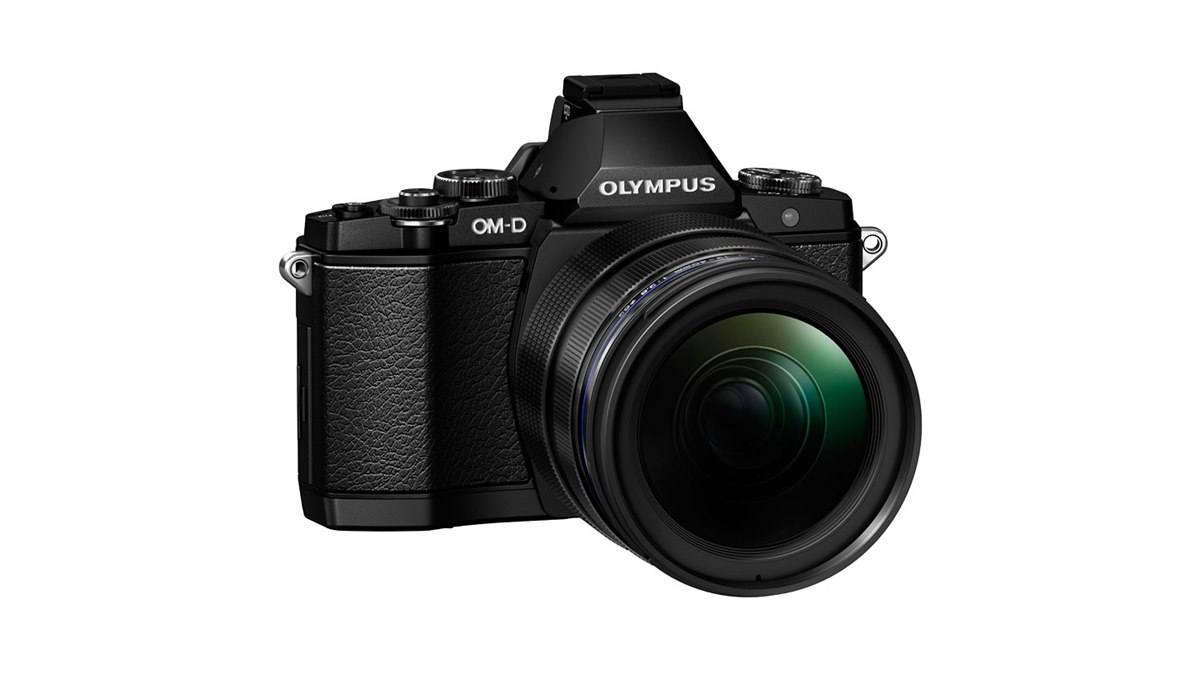 オリンパス、デザイン性と操作性を高めた「OM-D E-M5 PROレンズキット