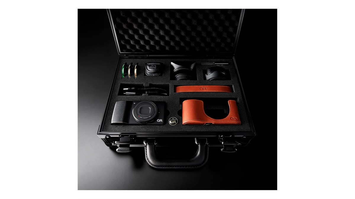 リコー、全世界1200台限定の「GR II Premium Kit」を10/23発売