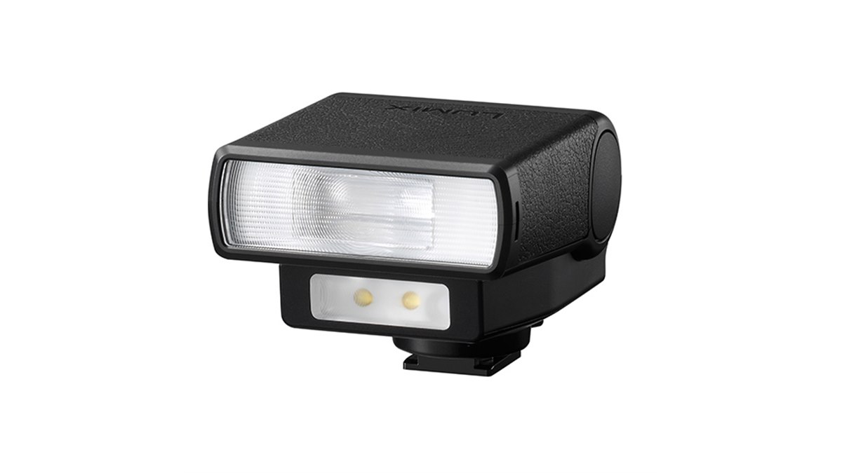 パナソニック、レザー仕上げのLEDライト搭載フラッシュ「DMW-FL200L
