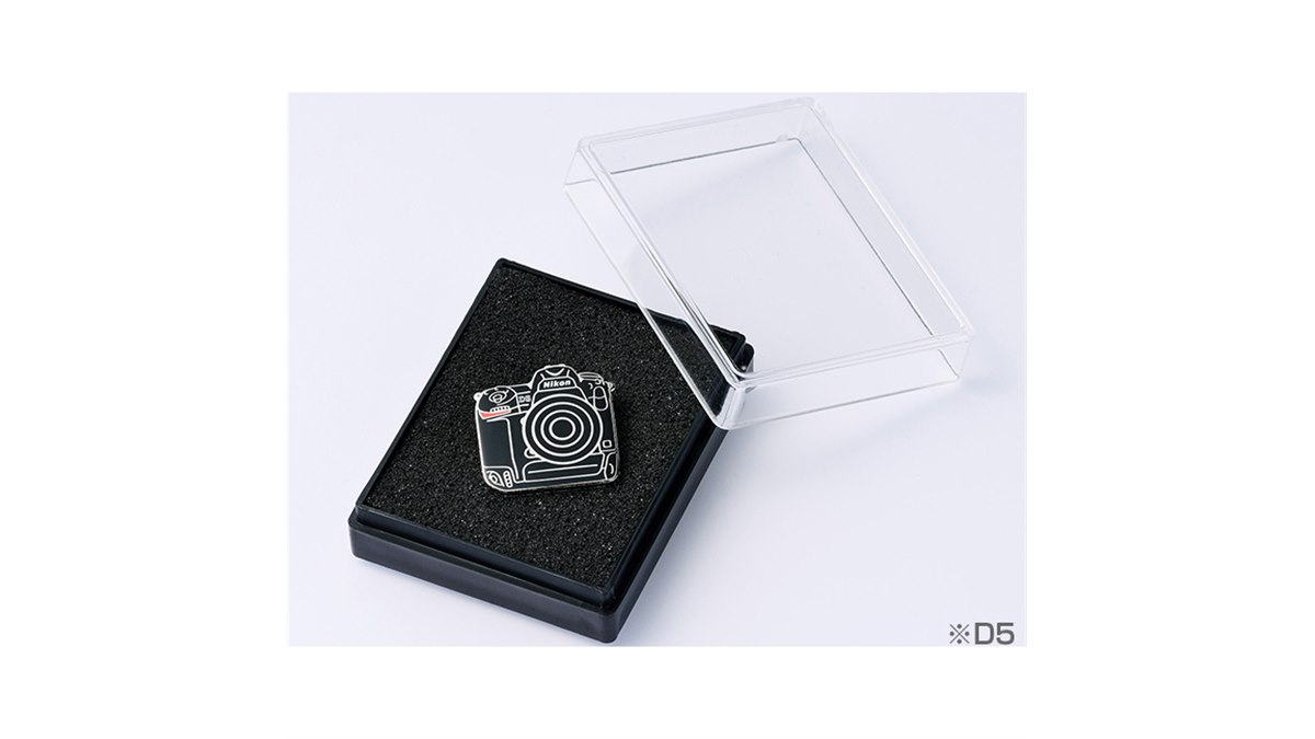 NIKON ピンバッジ　額装　当時物 ニコン、「D5」「D500」モチーフのピンバッジをニコンダイレクトで限定