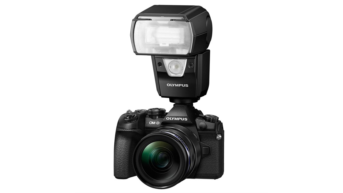 オリンパス、最大ガイドナンバー58の大光量フラッシュ「FL-900R