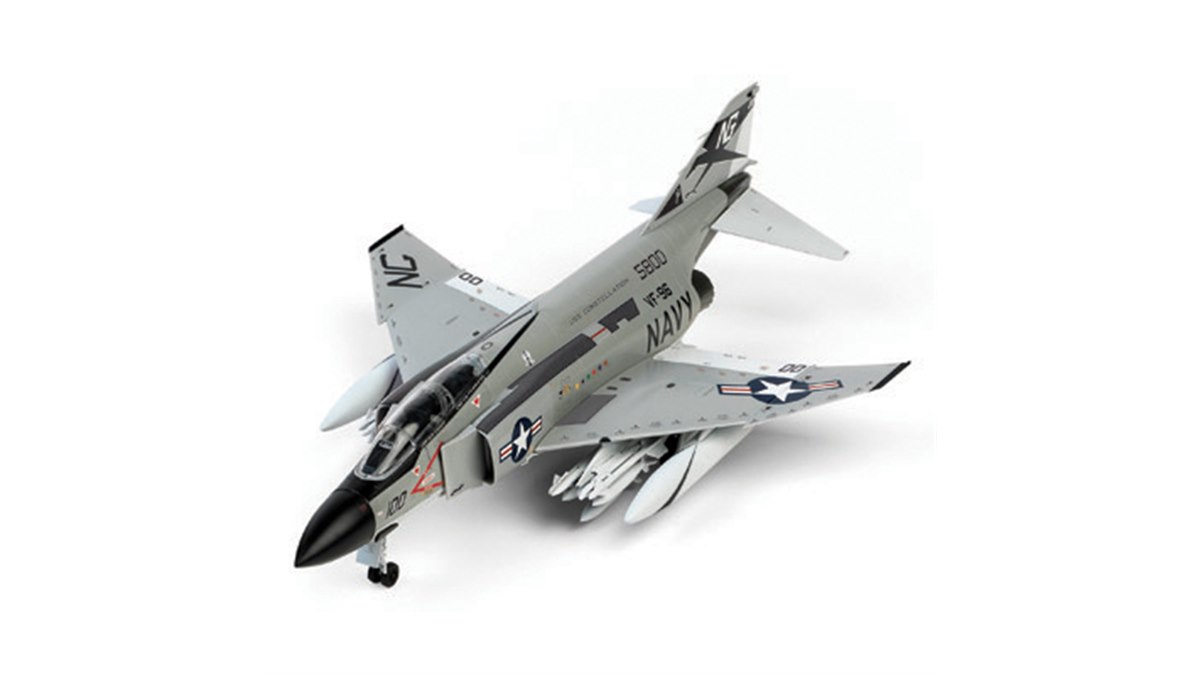 接着剤なしで作れて実機に近いカラーの1/72「アメリカ海軍 F-4J
