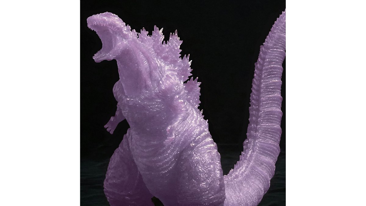 紫色にこだわった「シン・ゴジラ」、蓄光ソフビキットが10,800円で発売