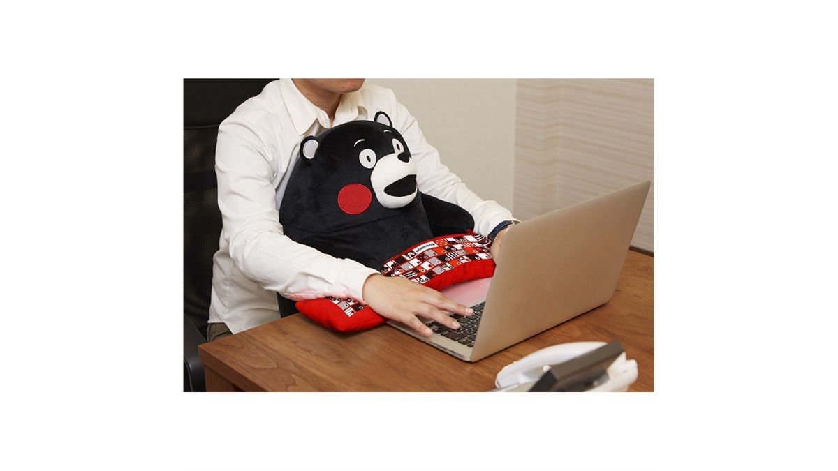 デスクでお仕事を応援“くまモン”ぬいぐるみ型PCクッション 