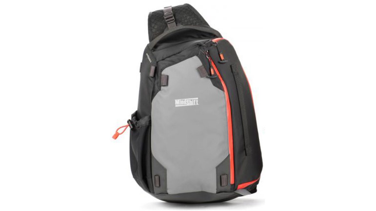 MindShiftGEAR、アウトドア撮影向きタフネス3点式スリングカメラバッグ