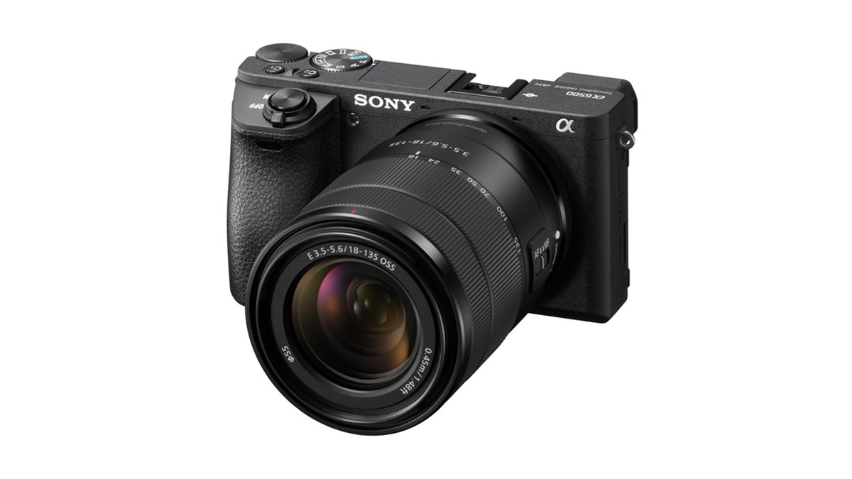 ソニー、APS-Cミラーレスカメラ「α6500/α6300」に高倍率ズームレンズ