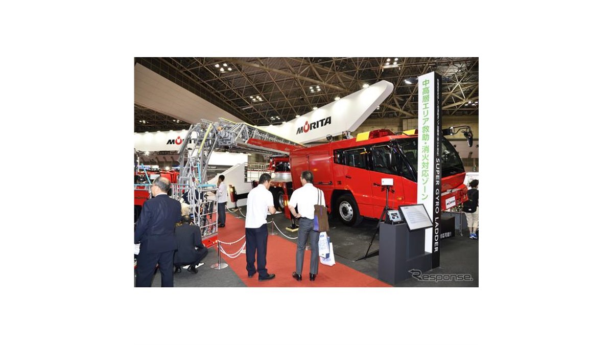 車いすに乗ったままはしご車に乗る、モリタ「スーパージャイロラダー