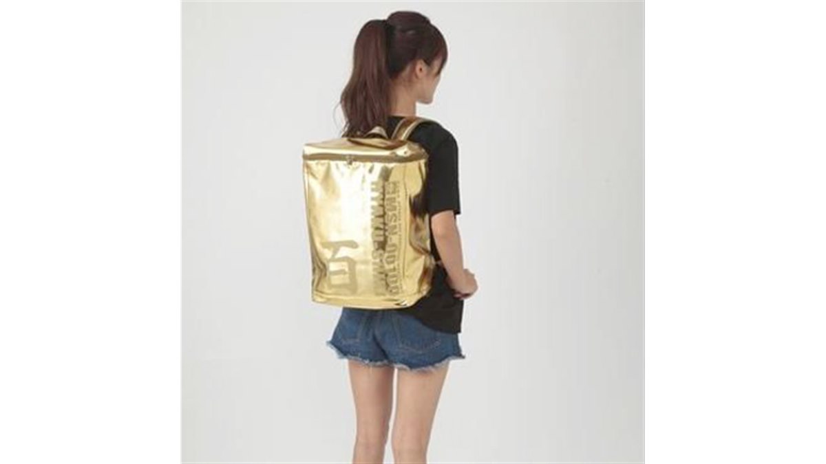 輝くゴールドと「百」の文字、百式モデルのボックスリュックが8,640円