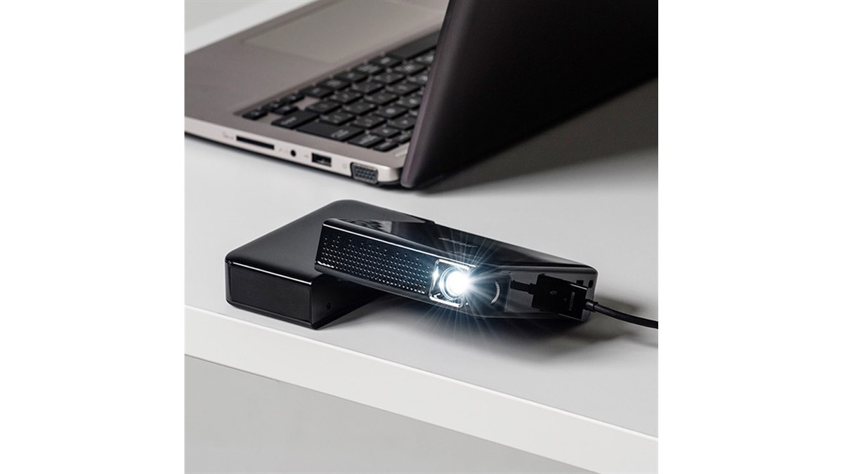 サンワ、三脚なしで投影角度を変えられるモバイルプロジェクター
