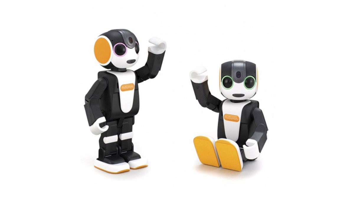 シャープが「RoBoHoN」新機種を発表、着座モデルもラインアップ