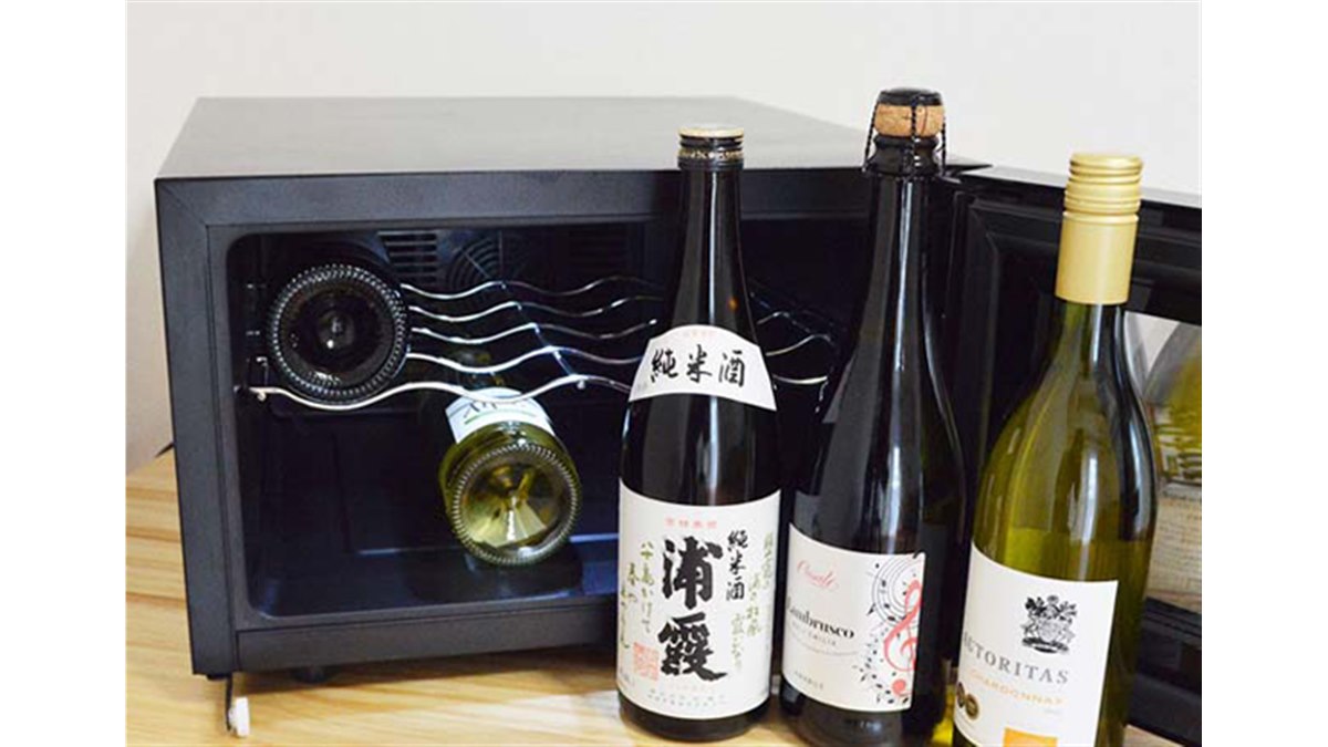 サンコー、タッチパネル操作で温度調整できる「8本収納横置きワイン