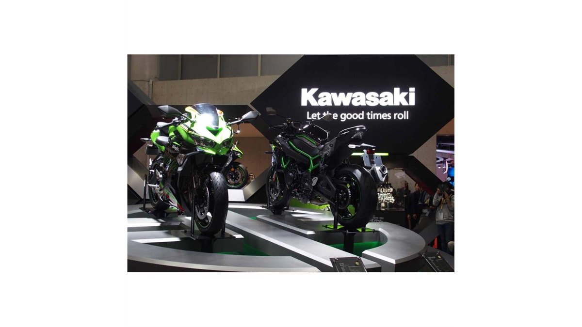 カワサキが3モデルを同時に世界初披露 「W800」「Z H2」「ニンジャZX