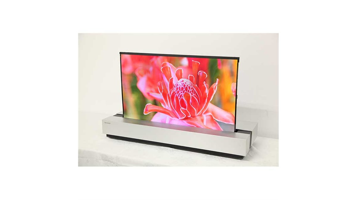 シャープ、NHKと共同開発した30V型4Kフレキシブル有機ELディスプレイ