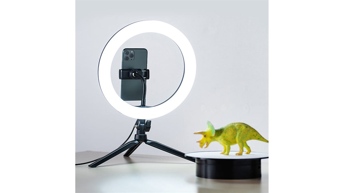 サンワ、スマホ用ホルダーを装備したLEDリングライト「200-DGCAM019