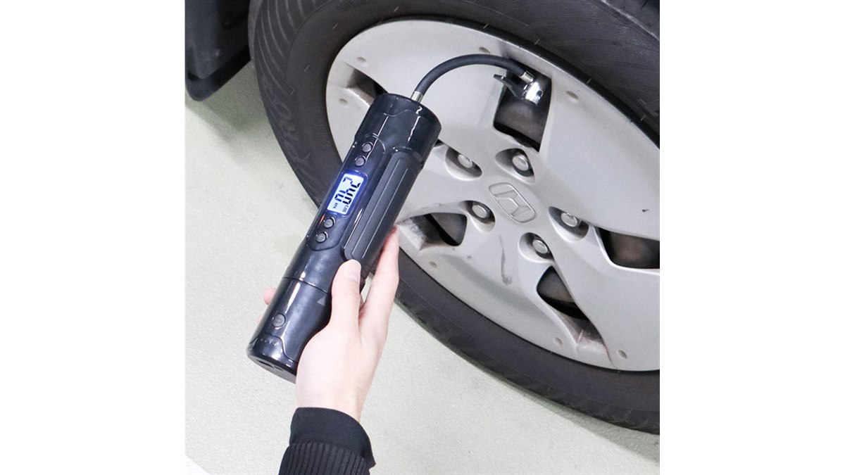 ❤車やバイクのタイヤはもちろん幅広い用途で大活躍♪❤電動エアコンプレッサー ハンディタイプの電動エアコンプレッサー「カー・バイクエアポンプ