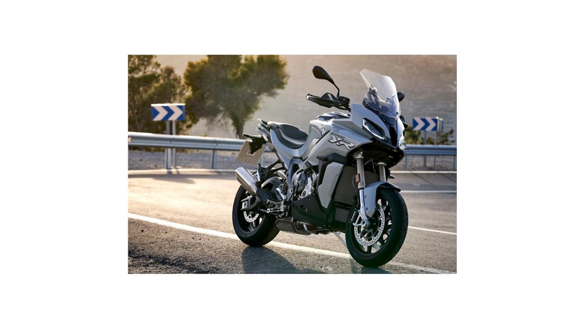 BMWから大型二輪モデル「S1000XR」登場 快適性とスポーティーな