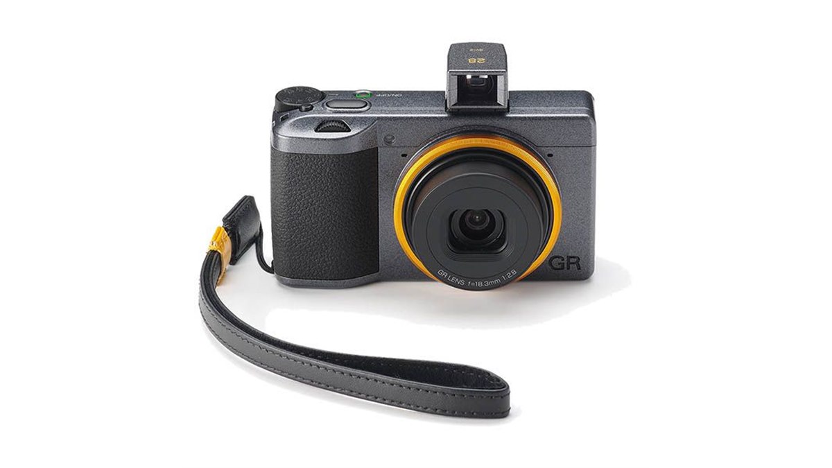 リコー、メタリックグレー塗装と山吹色を施した「RICOH GR III Street