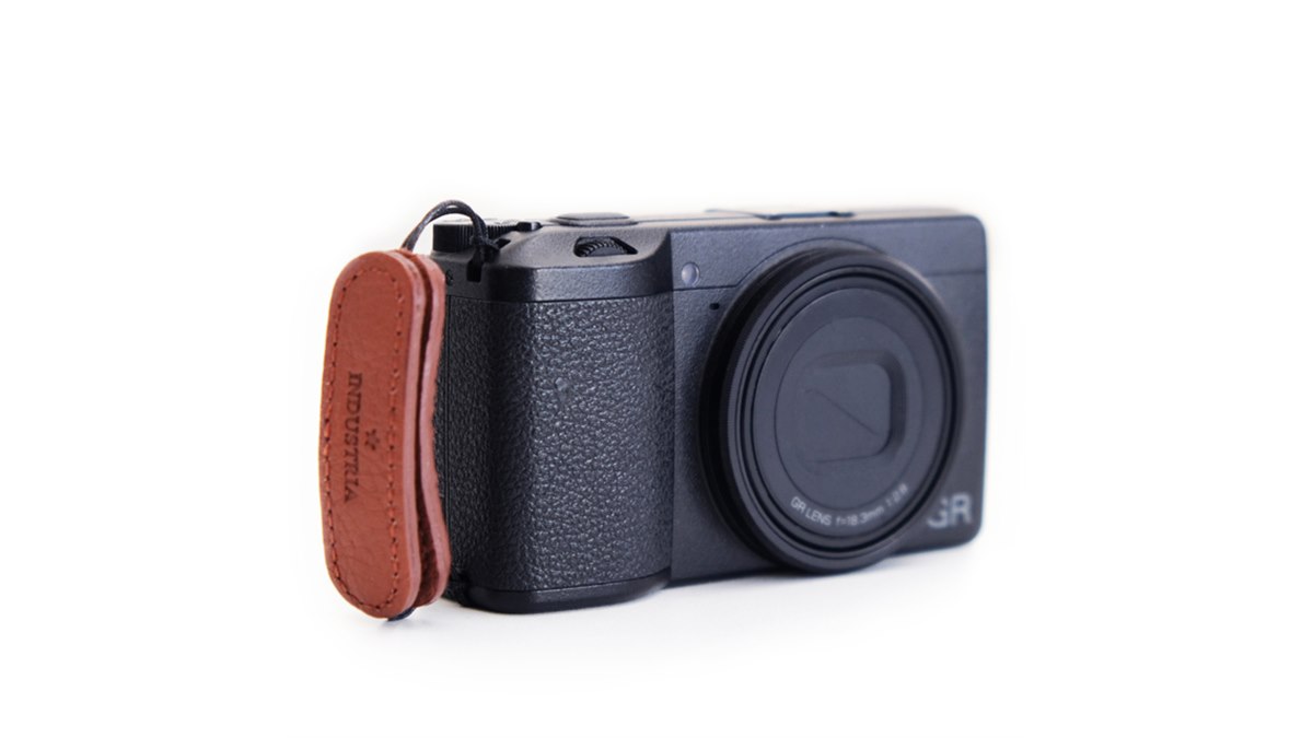 RICOH GR」向けフィンガーストラップに新色「ブラウン」が発売 - 価格.com