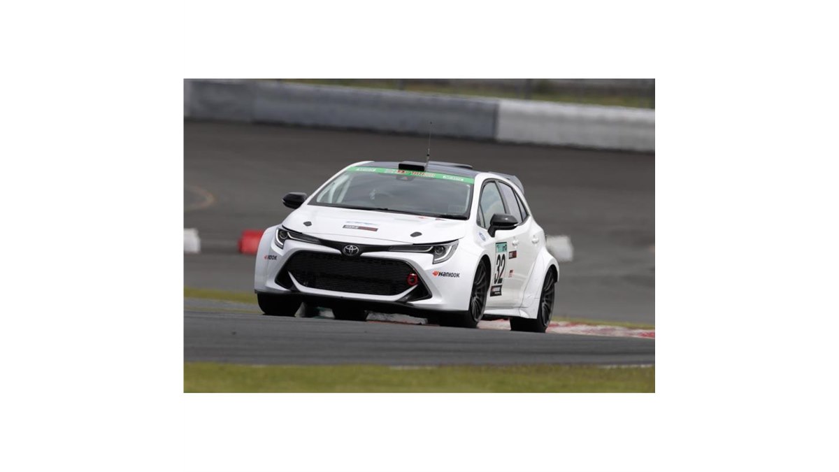 水素エンジンのレーシングカーがスーパー耐久の公式テストに出走