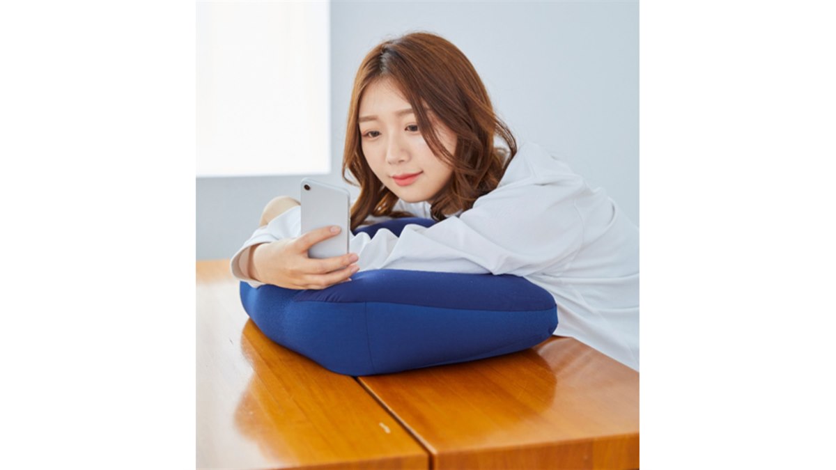 うつ伏せで“寝落ち”できるゲーミングクッション「NeOchi PillOw」に