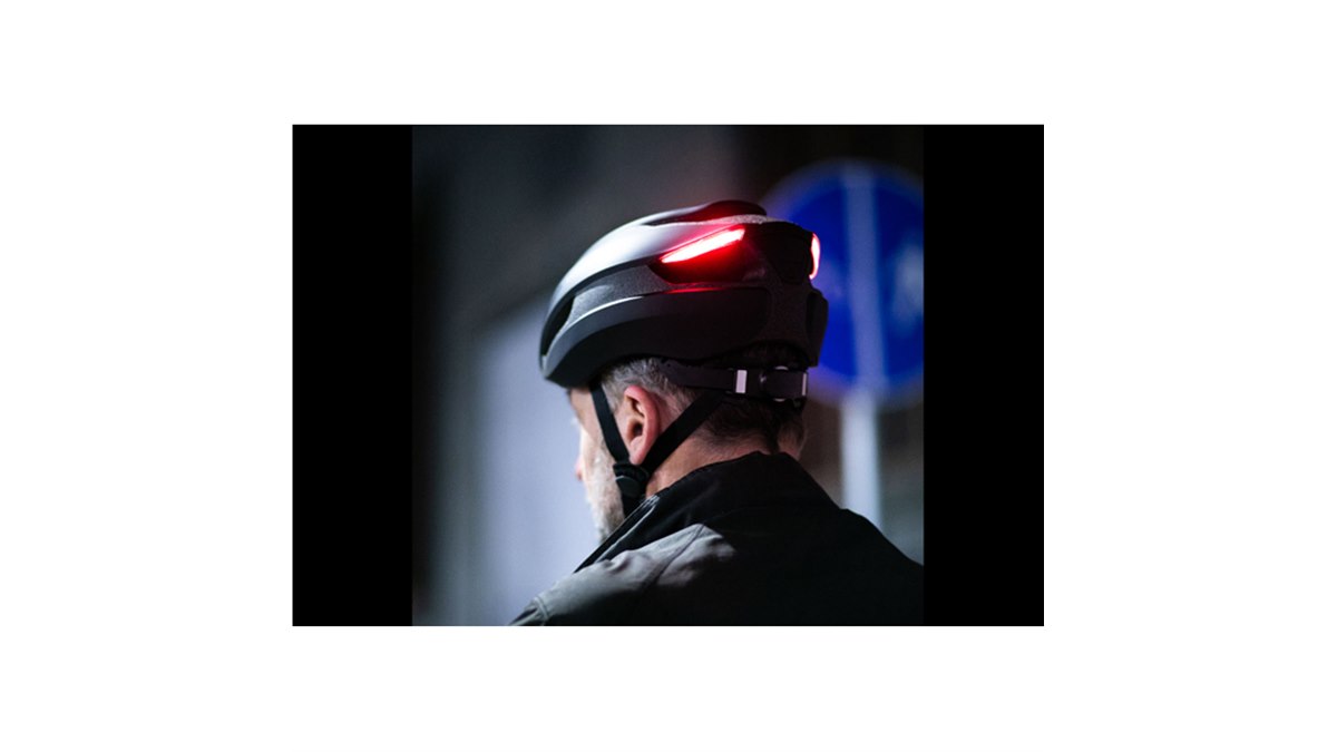 手元でウィンカーを出せるLEDライト付き自転車ヘルメット「LUMOS Ultra 