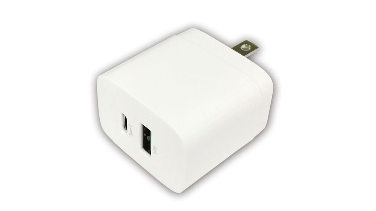 ゲオ、999円で最大20Wの「PD対応2ポートAC充電器」を限定発売 - 価格.com ゲオ、999円で最大20Wの「PD対応2ポートAC充電器」を限定発売 - 価格.com