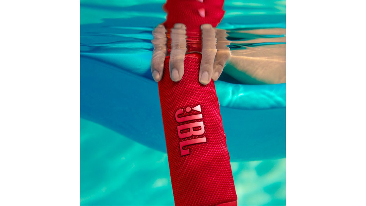 JBL、IP67の防水・防塵性能を備えたポータブルBluetoothスピーカー