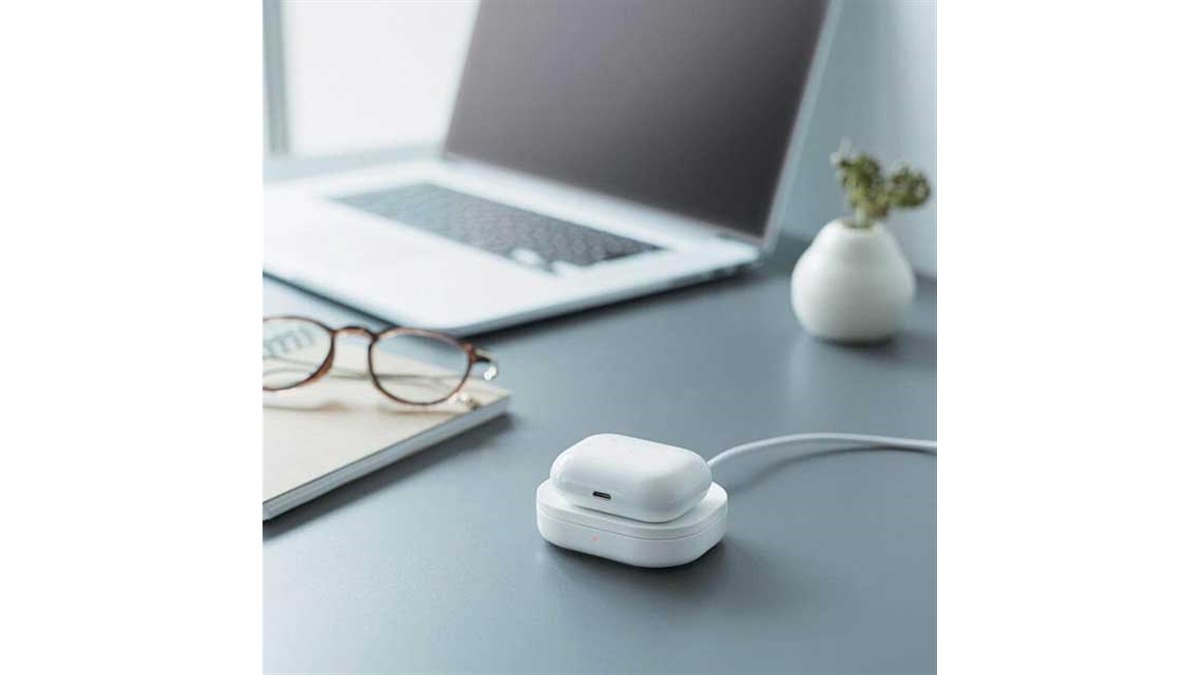 エレコム、AirPods専用のくぼみトレーが付属した卓上ワイヤレス充電器
