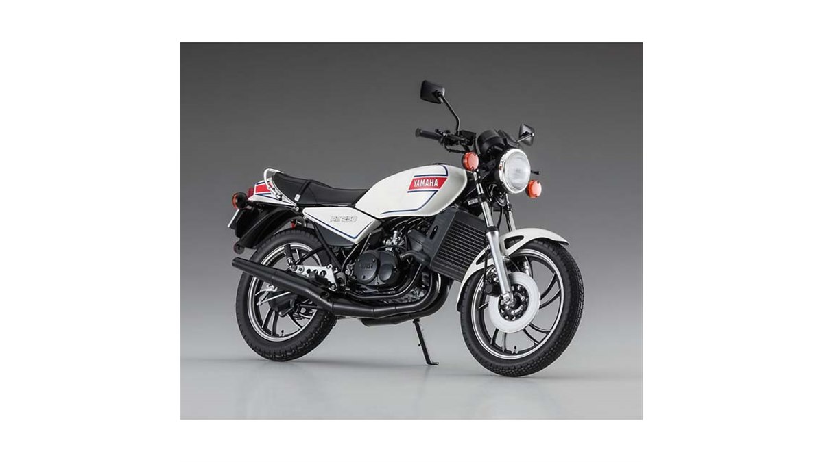 ハセガワ1/12ヤマハRZ250 完成品 ハセガワ、1/12スケール模型「ヤマハ RZ250（4L3）」を本日11/19