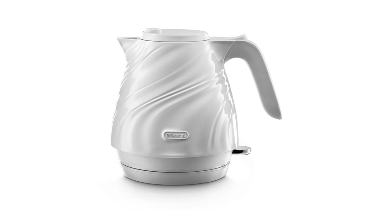 デロンギ、「シルクのドレープ」をイメージしたデザインの電気ケトル