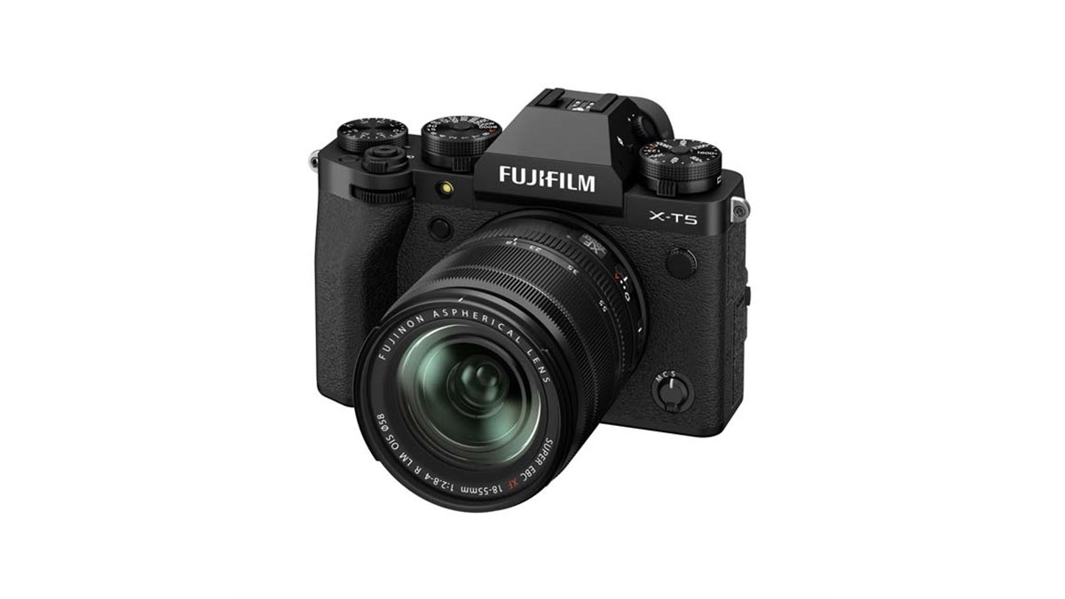 富士フイルム、“想定を上回る予約”で「FUJIFILM X-T5」一部ライン