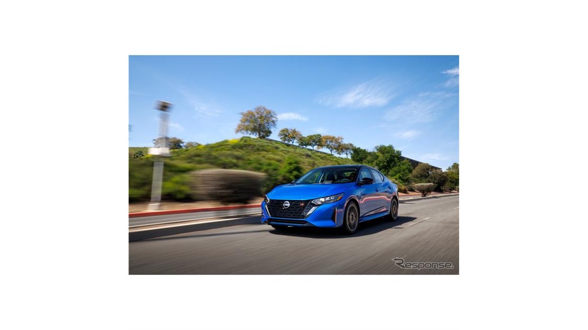 日産が『セントラ』2024年型を発表、新解釈のVモーショングリル装着