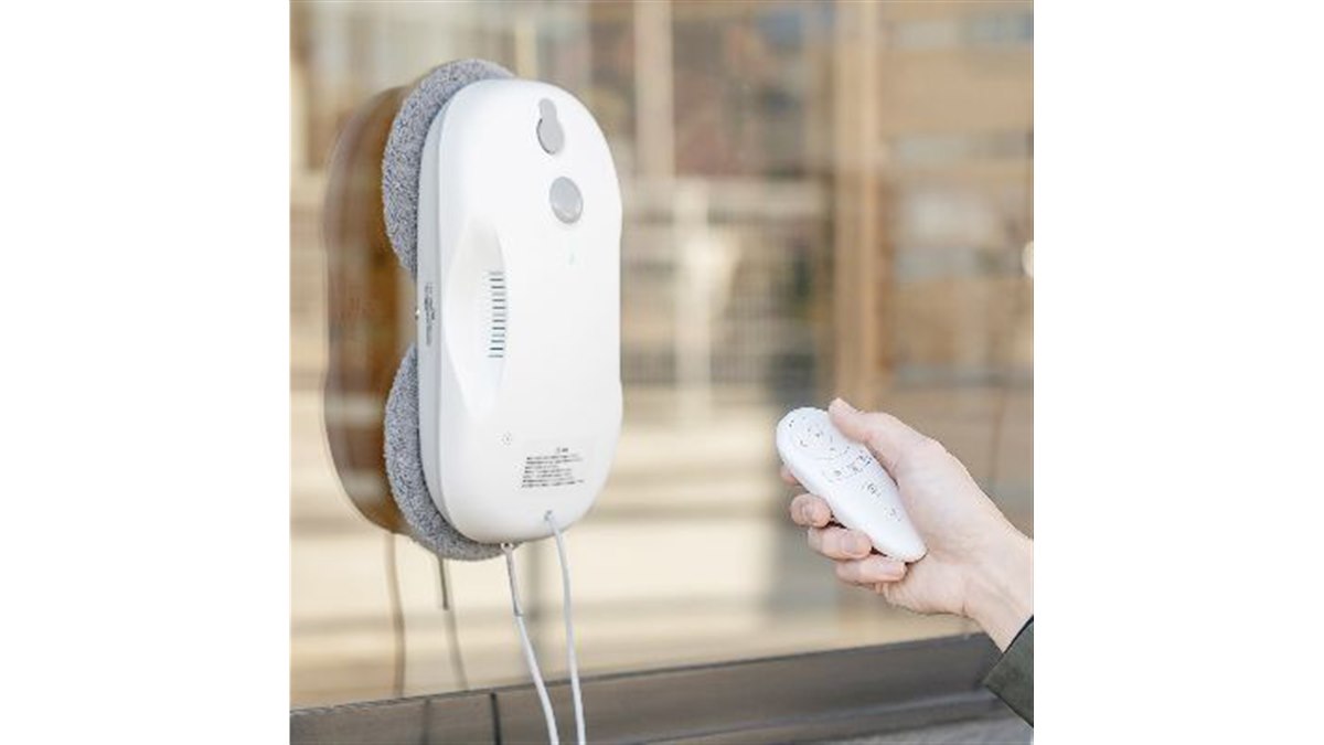 サンワ、窓に張り付いて自動で水拭きするリモコン付き窓拭きマシンを