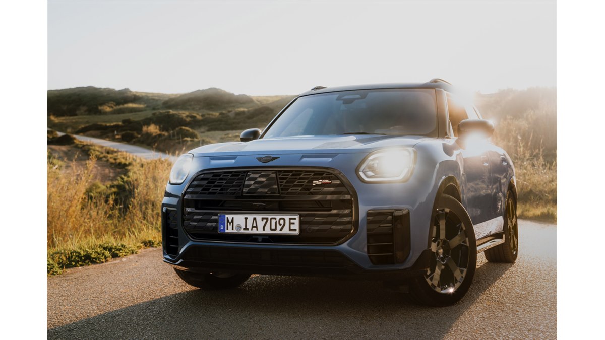 MINIカントリーマン」に専用カラー「スレートブルー」をまとった限定車