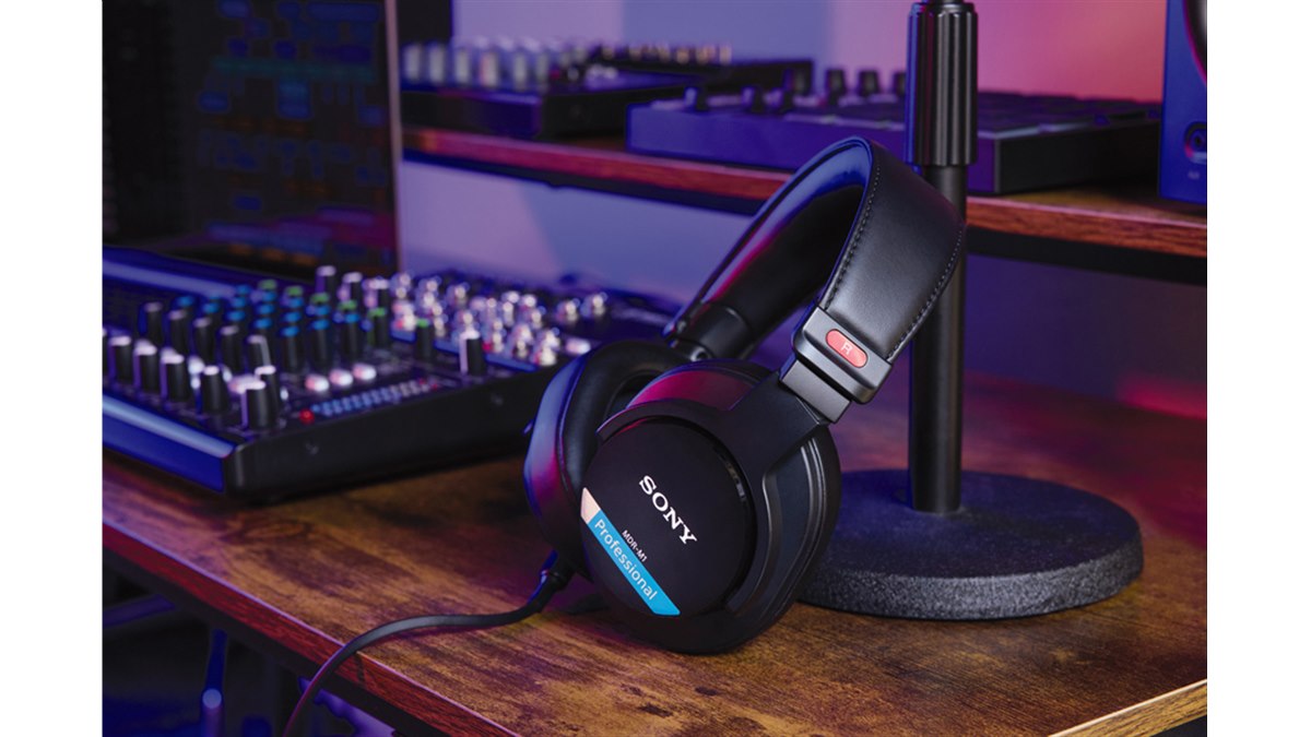 ソニー、密閉型スタジオモニターヘッドホン「MDR-M1」を日本国内