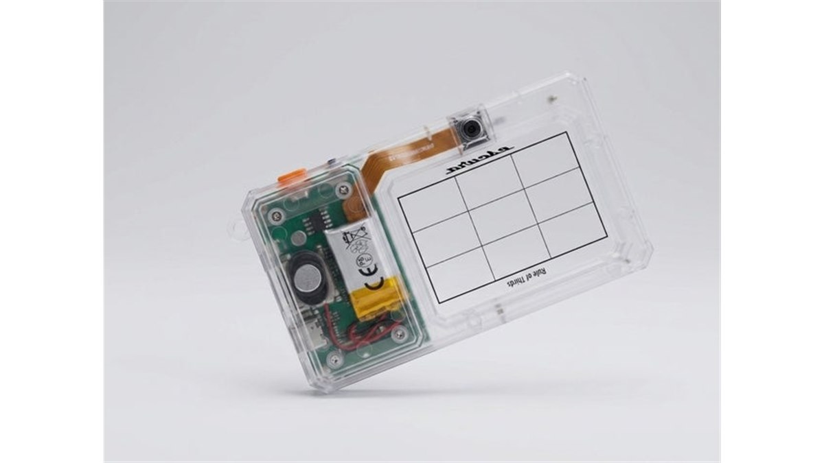 Escura、付け替え式の構図ファインダーを備えたトイデジカメ