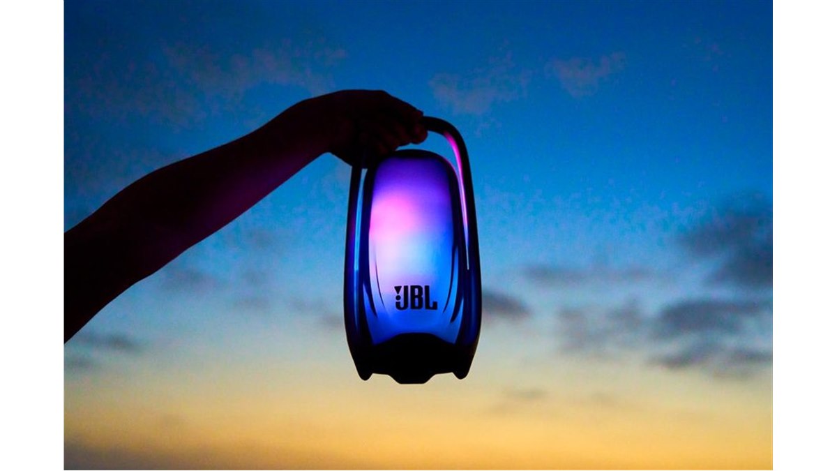 JBL、立体的な360度ライトショーを楽しめるBluetoothスピーカー「JBL