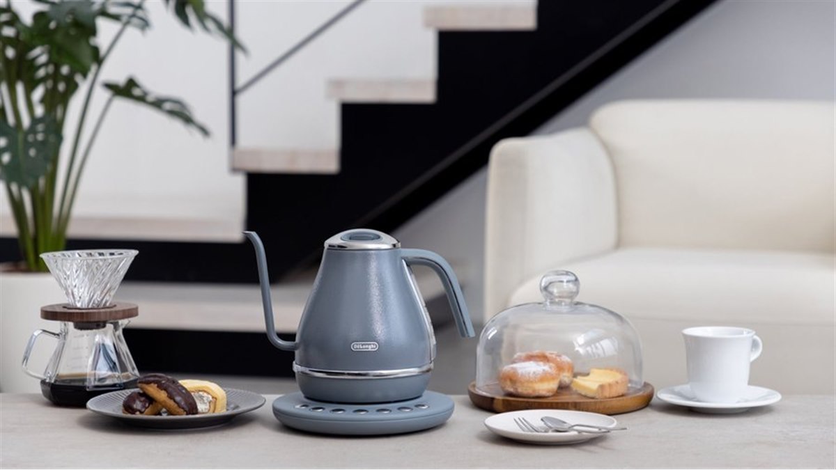 デロンギ、電気カフェケトル「デロンギ アイコナ」に新色「ぺ