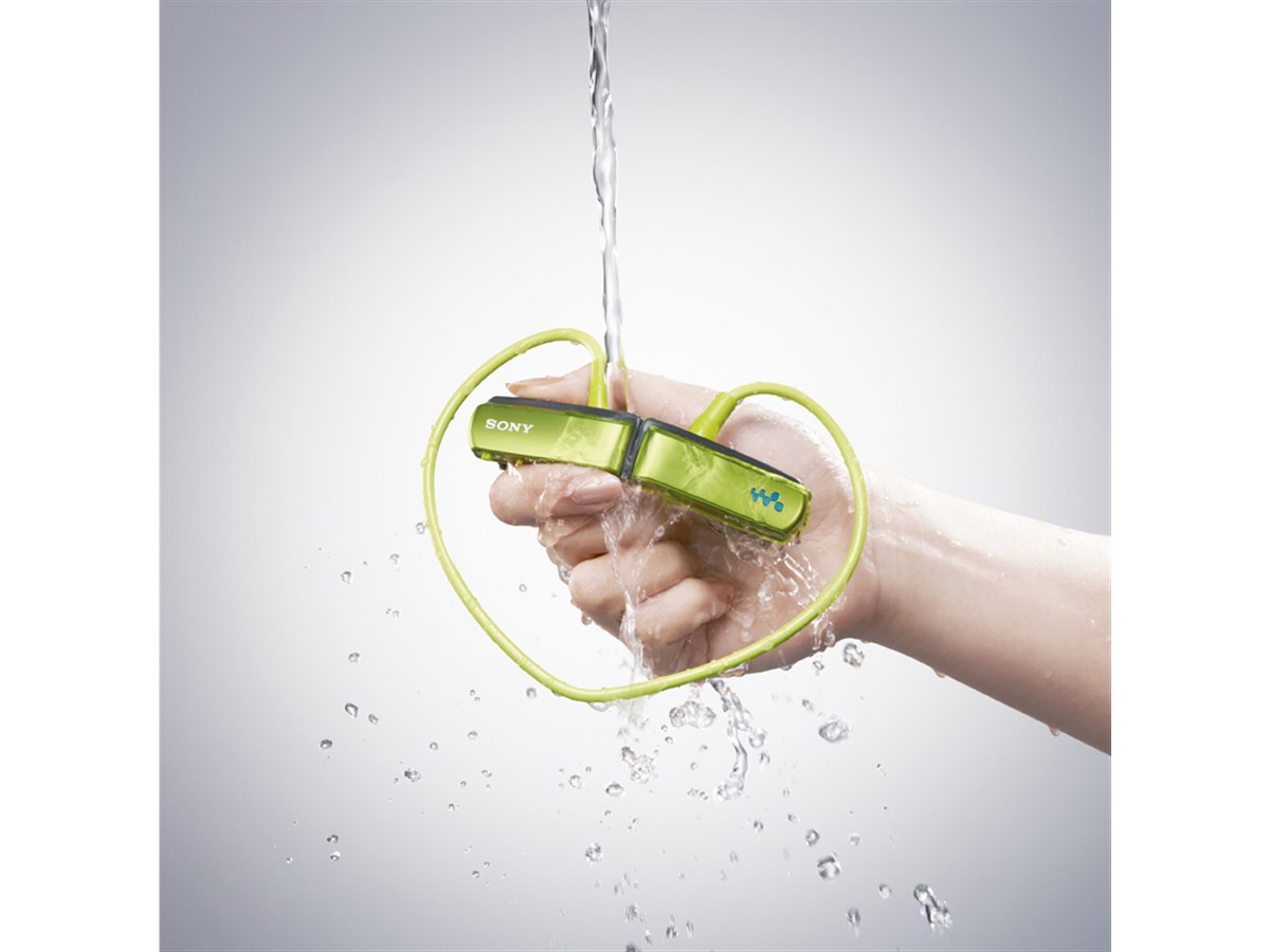 ソニー、防水対応ヘッドホン一体型ウォークマン - 価格.com