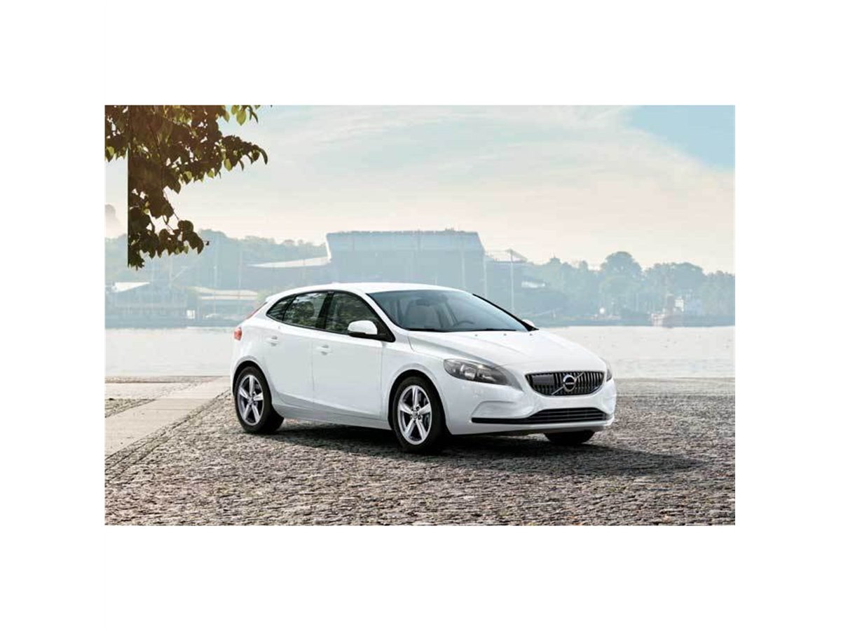 ボルボV40」に299万円の新たなエントリーモデル登場 - 価格.com