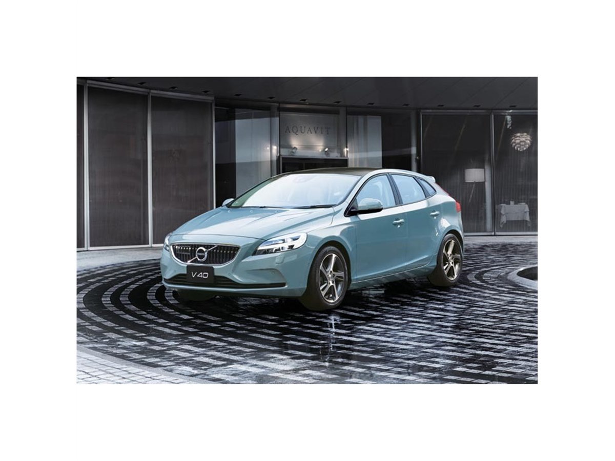 ボルボ・アマゾン」のブルーをまとった「V40」の限定車登場