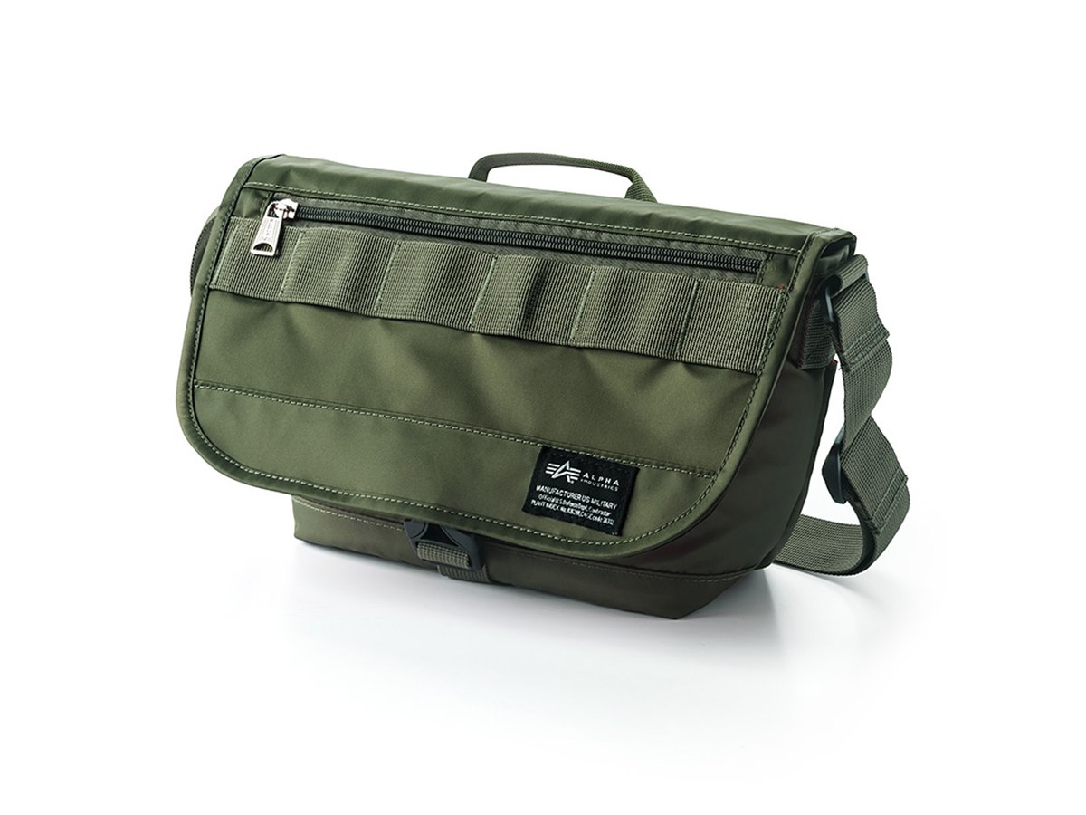 フライトジャケットMA-1の「ALPHA」とコラボしたメッセンジャー