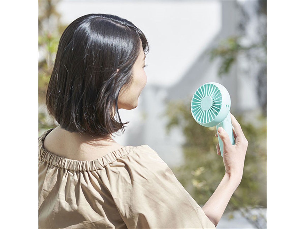 ドウシシャ、「首かけ」「フックがけ」「瞬間冷風」のコンパクトファン
