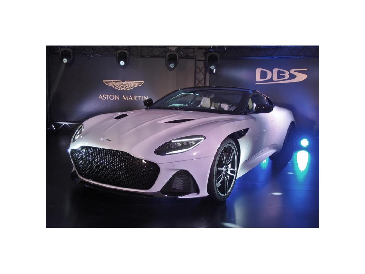 アストンの新型フラッグシップ「DBSスーパーレッジェーラ」上陸 - 価格.com