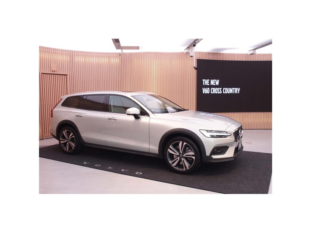 ✨新品✨レア✨VOLVO V70 XC 銀　クロスカントリー ボルボ クロスカントリー 新車情報・カタログ - carview!