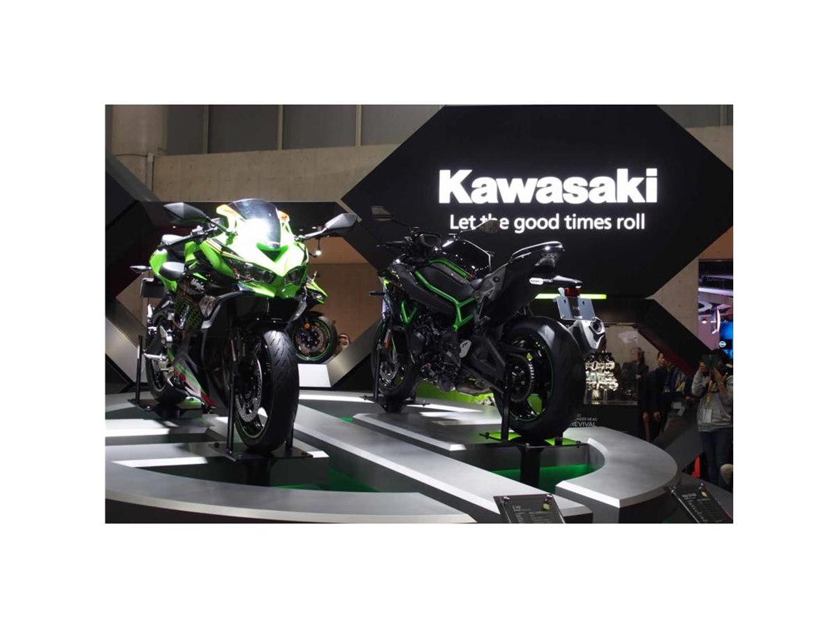 カワサキが3モデルを同時に世界初披露 「W800」「Z H2」「ニンジャZX