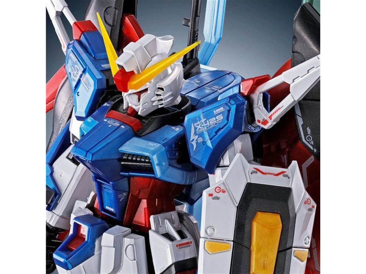 バンダイ、メタリックアレンジを施した「RG 1/144 デスティニー