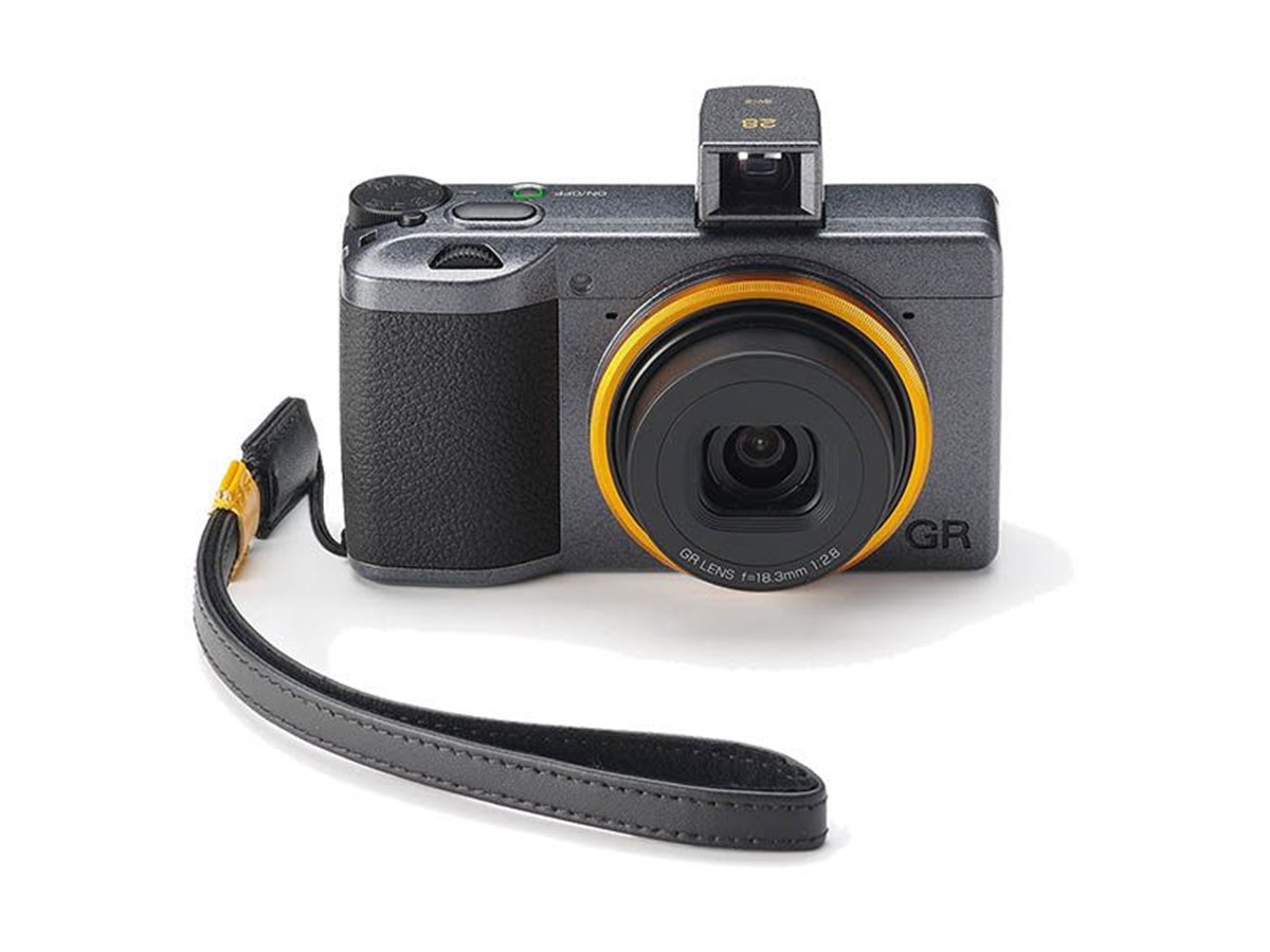リコー、メタリックグレー塗装と山吹色を施した「RICOH GR III Street