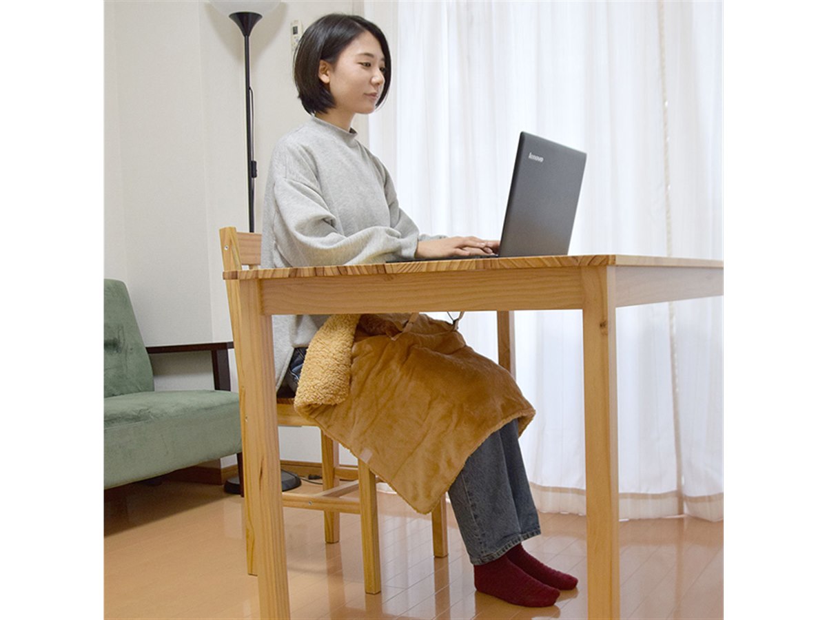 サンコー、“足元こたつ”ヒーターを内蔵した空中ブランケット
