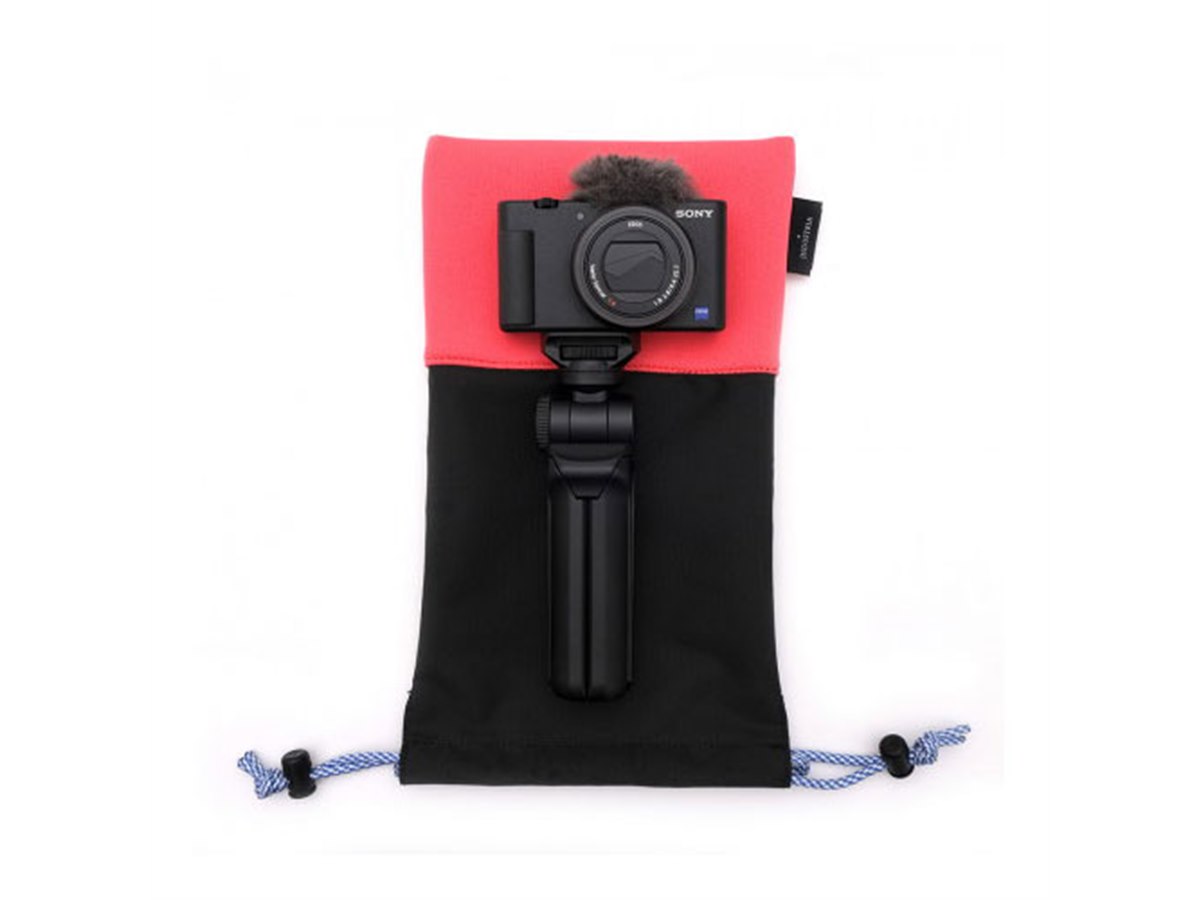 INDUSTRIA、グリップ付カメラを収納して衝撃から守る「カメラグリップ